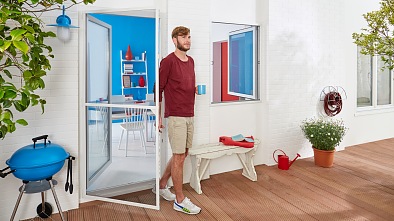 tesa® Insect Stop Fliegengitter und Moskitonetz Schützen Sie Ihr Zuhause mit Fliegengitter für Fenster und Tür sowie einem Moskitonetz.