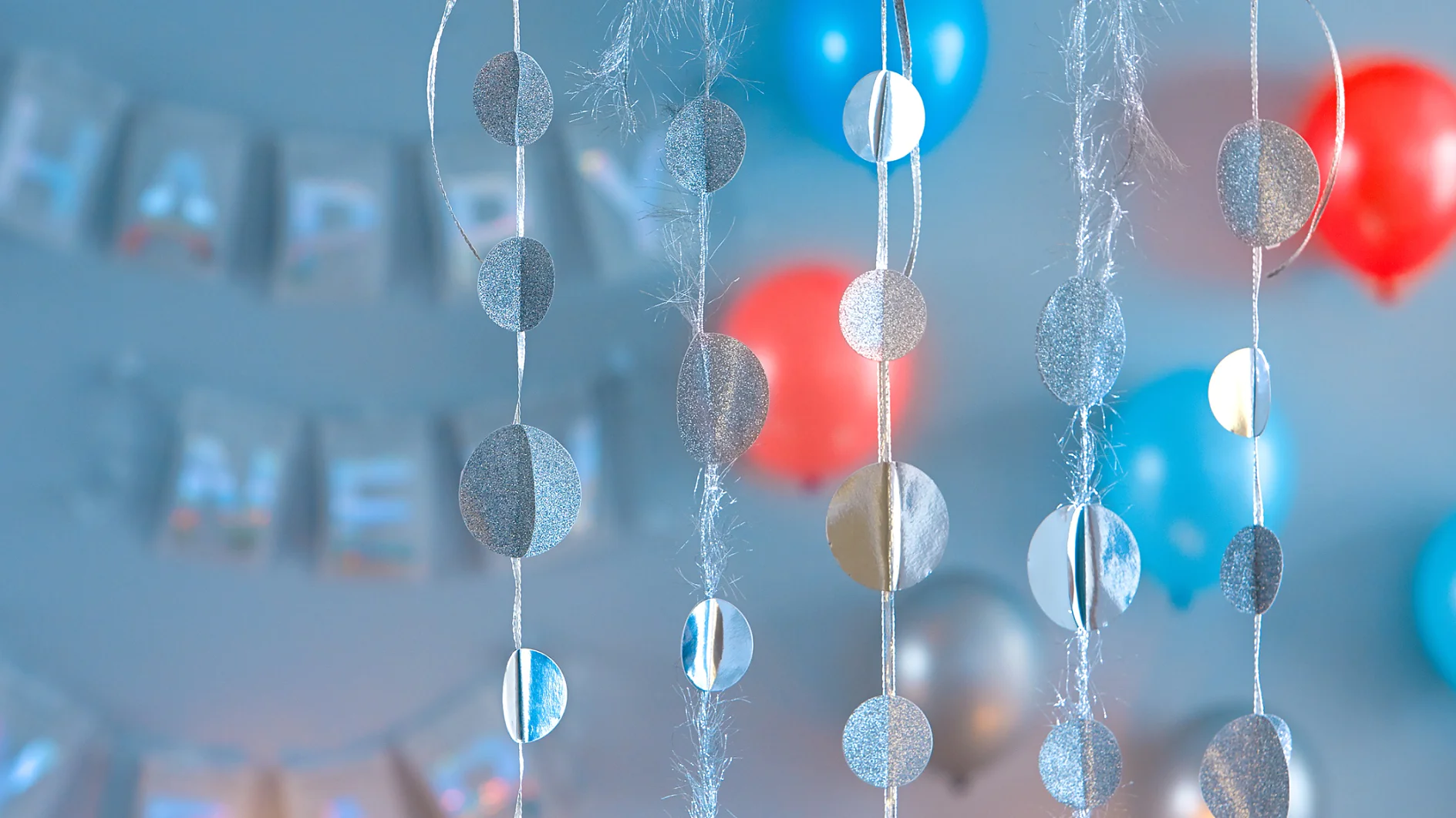 Just like a magic firework: Well, maybe the pearl garland will not shine as dazzlingly, but it sparkles prettily, is environmentally friendly and much cheaper.