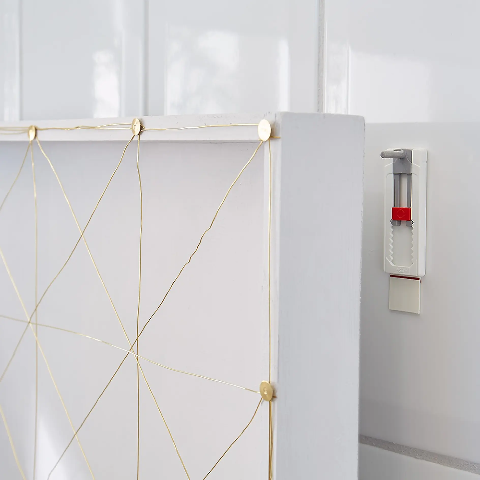 Befestigen Sie das Holztablett an der Wand.