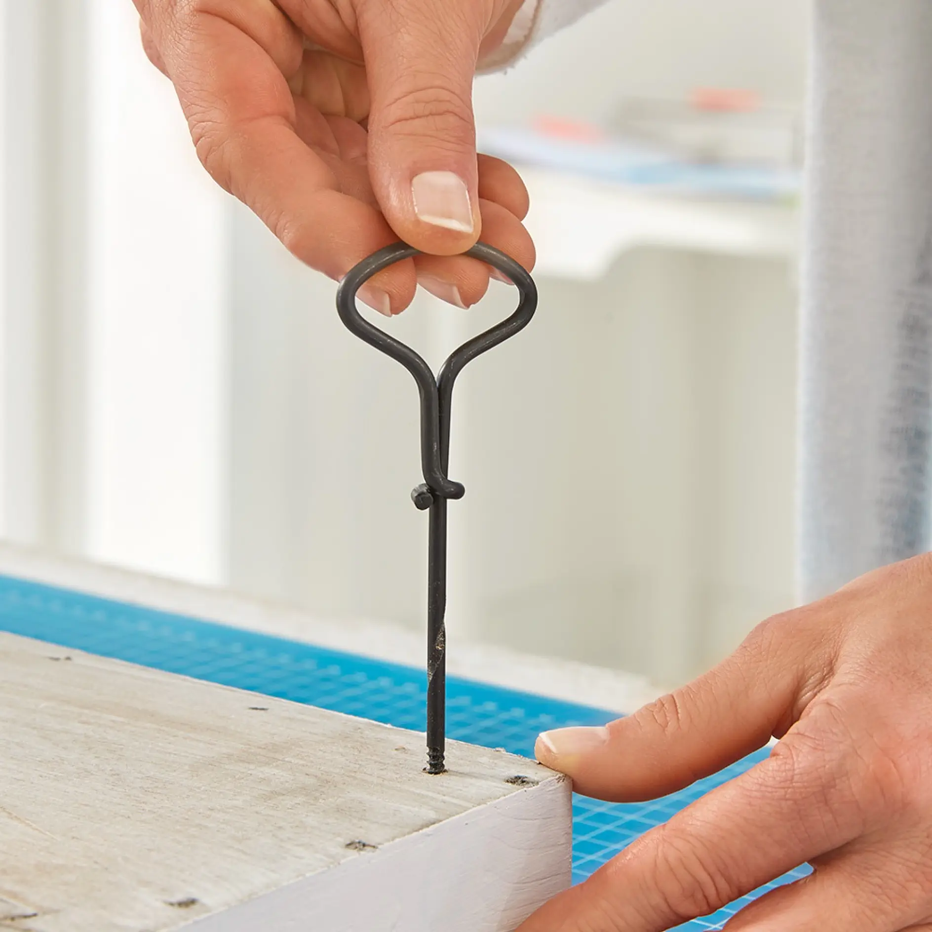 Bohren Sie die Befestigungslöcher.