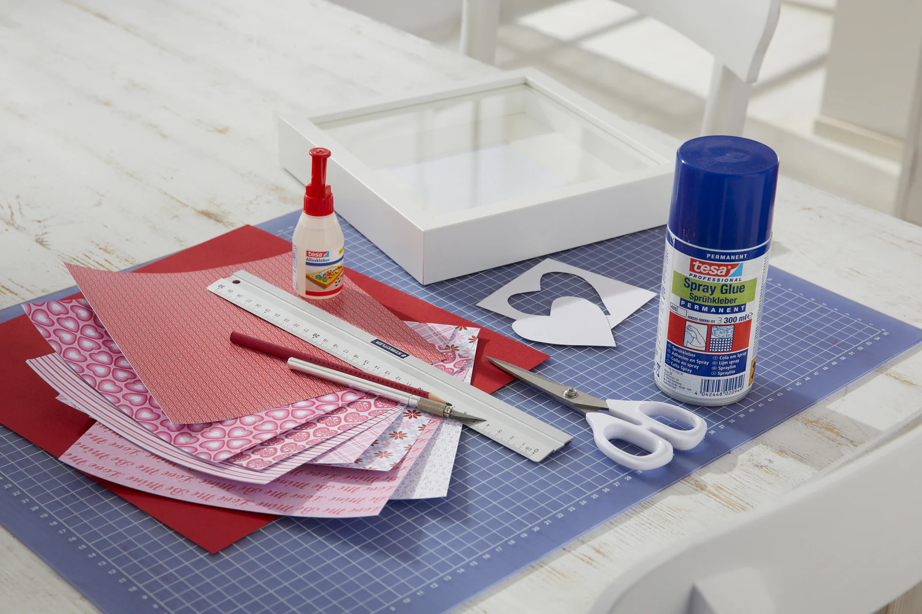 tesa trendpapier 6 / Idee 4: Herzbild / Schritt 1 Übersicht der benötigten Materialien zum Basteln der Herzen.