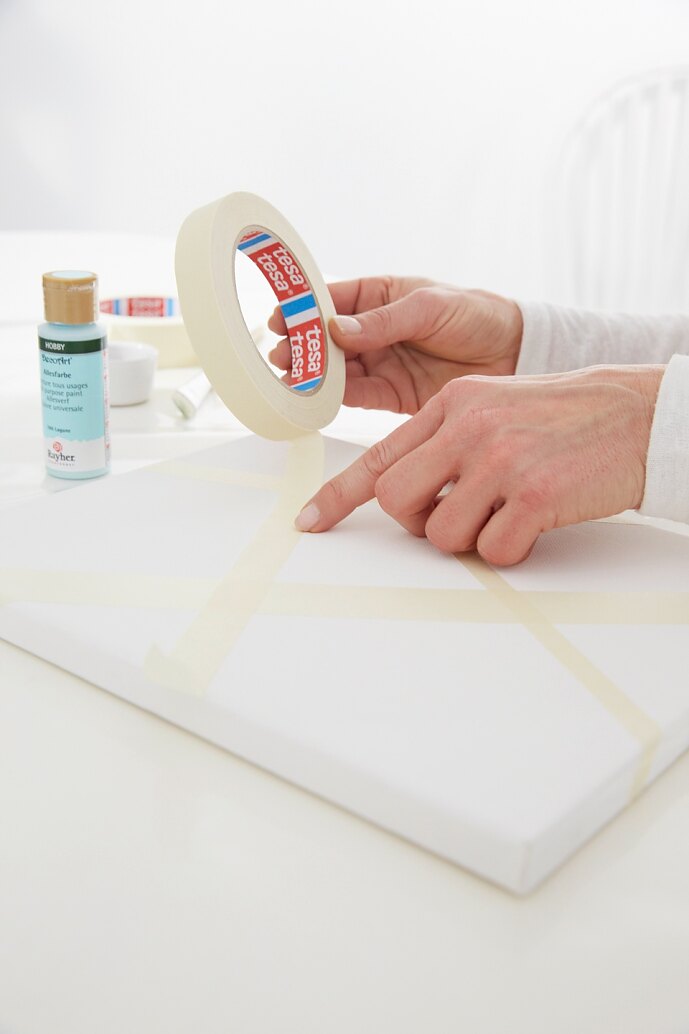 tesa trendpapier 9 / Idee 10: Bilder / Schritt 1 Streifen vom Maler-Krepp auf die Keilrahmen kleben.