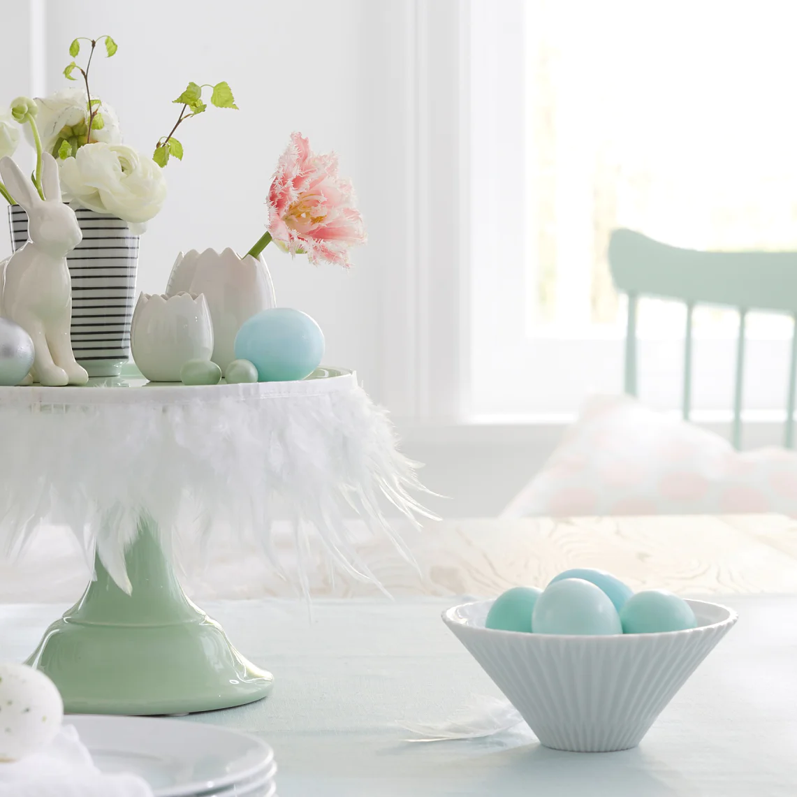 Weiße Federn machen die Etagere zur österlichen Bühne für Hasen, Blumen und Eier. Geheimwaffe für so eine schnelle Deko-Idee: tesa® Doppelseitiges Klebeband.