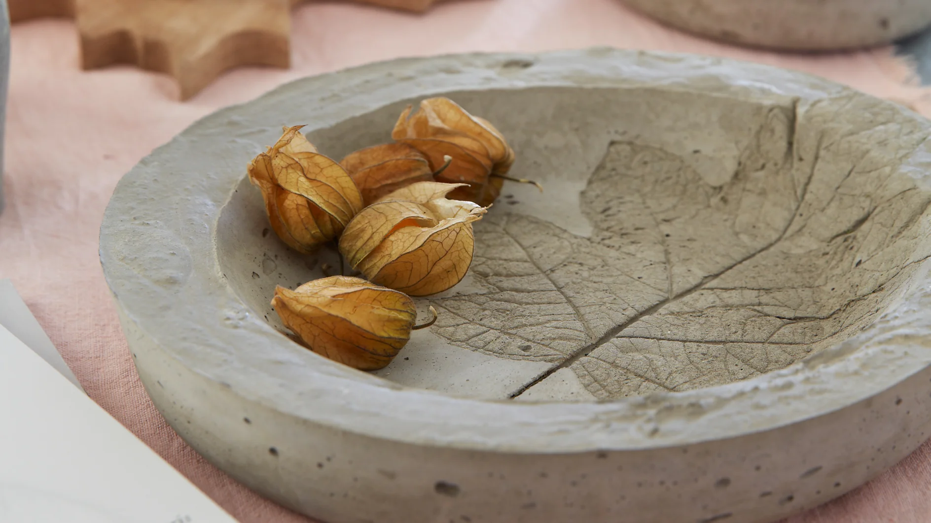 Chiseled in stone? No, they’re self-made using quick-drying mortar! These stylish heavyweights with a leaf pattern can be made in a flash – even if you’re not a qualified bricklayer!