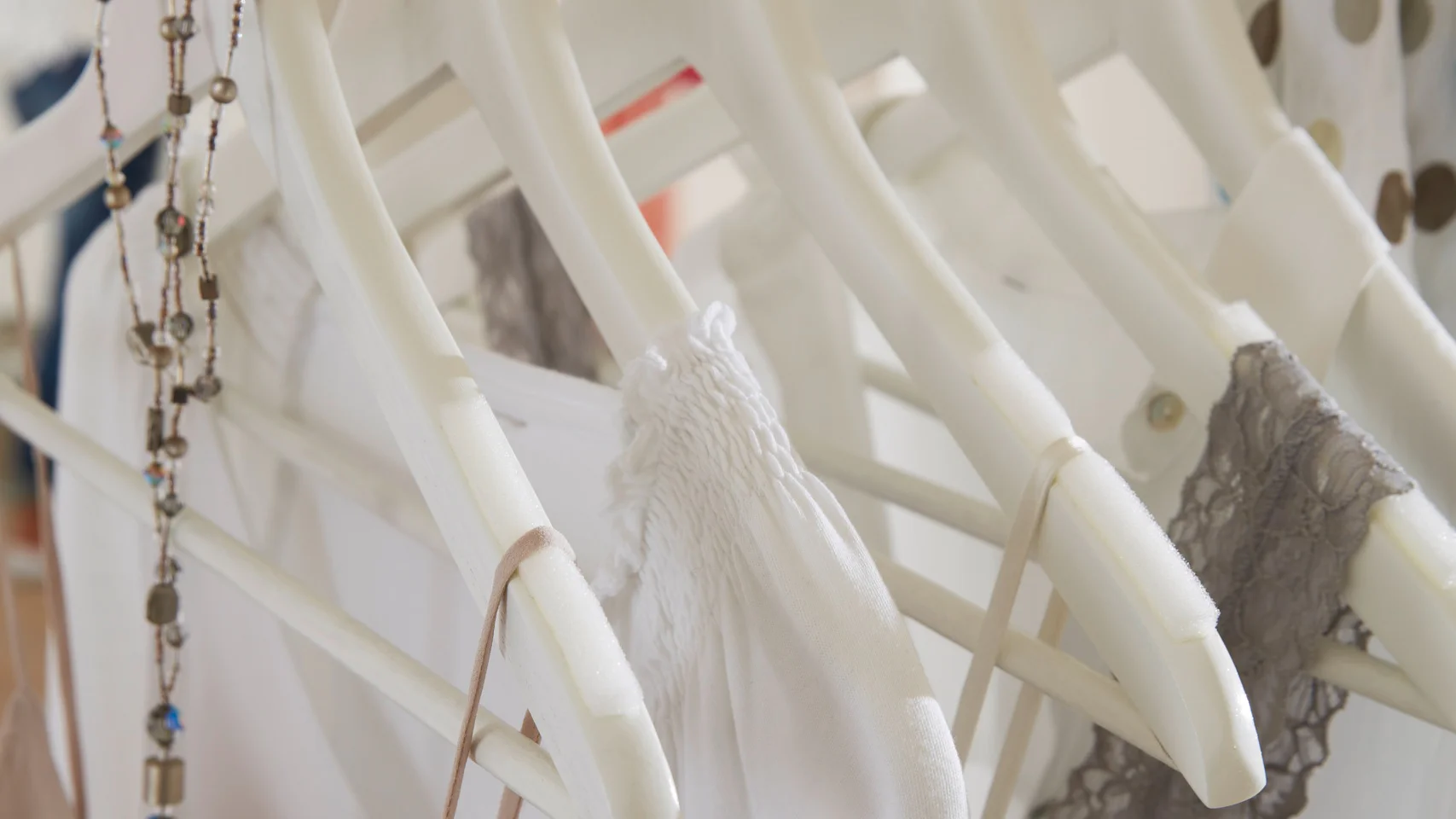 Damit nix mehr vom Kleiderbügel rutscht: tesamoll®