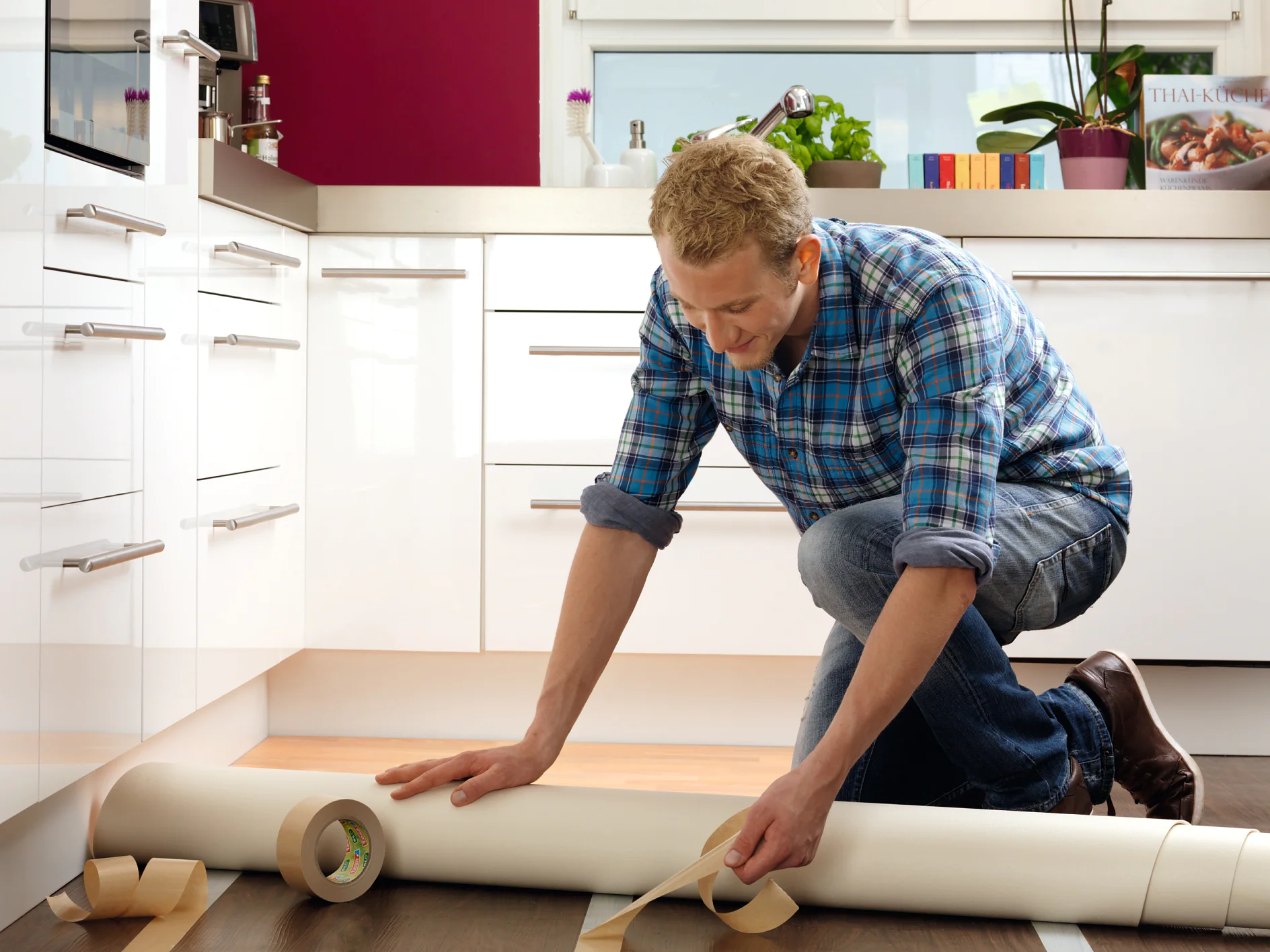 Teppich oder Bodenbelag verlegen – tesa® doppelseitiges Klebeband bietet die ideale Lösung