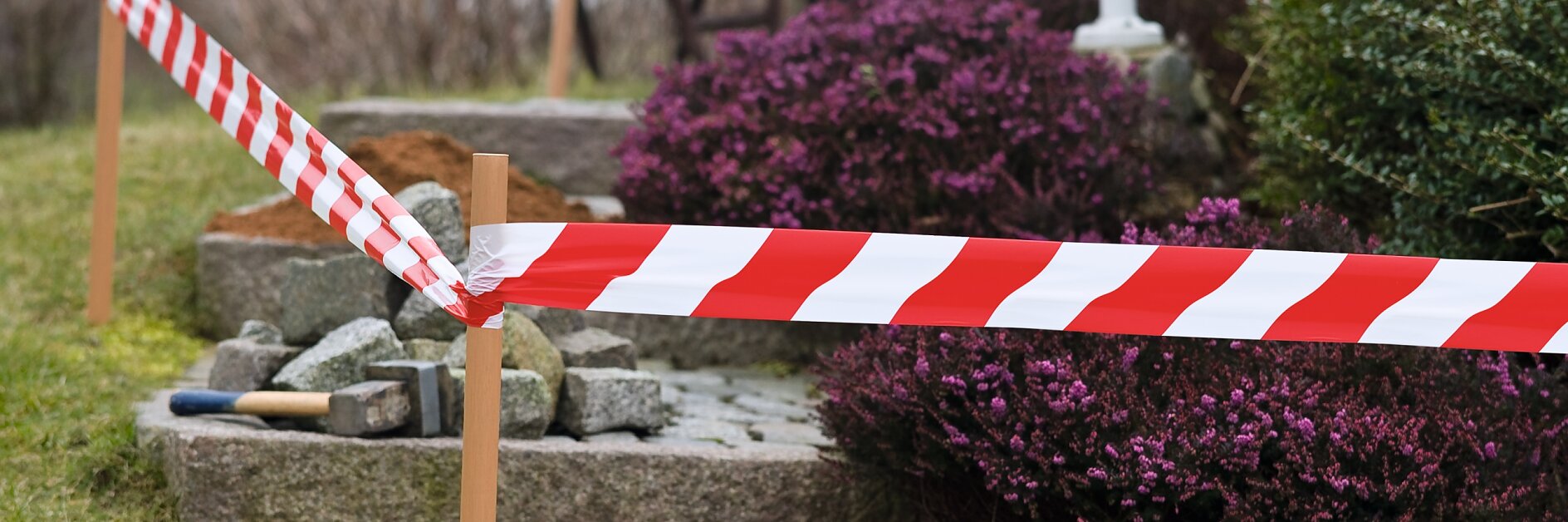 Warnen Sie andere Menschen mit unseren Markierungsbändern und Absperrband vor einer Gefahr