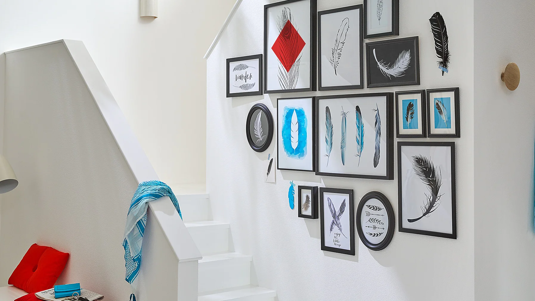 A group of pieces of art in frames of various sizes is a great idea for a transitional space like a staircase. Choose a
common theme to create this display. It’s quick to do and you won’t need any tools.