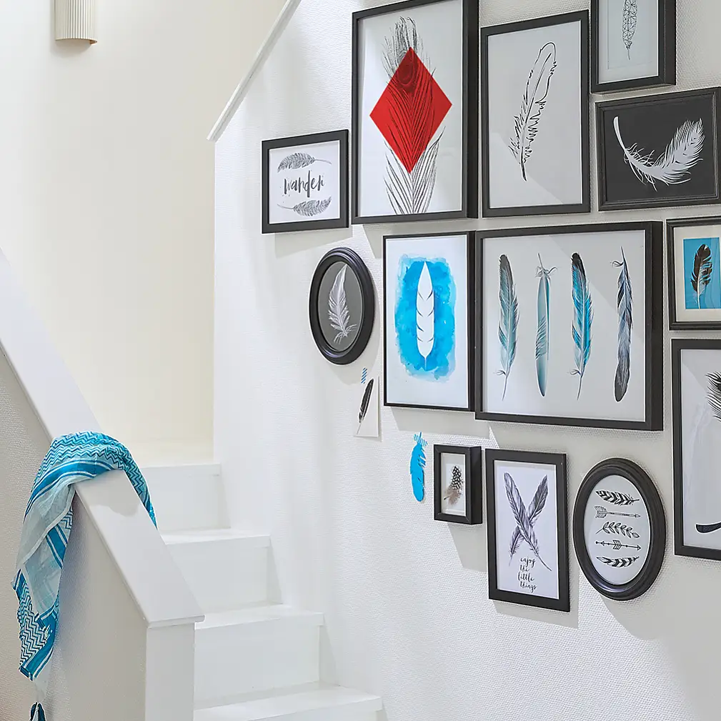 A group of pieces of art in frames of various sizes is a great idea for a transitional space like a staircase. Choose a
common theme to create this display. It’s quick to do and you won’t need any tools.