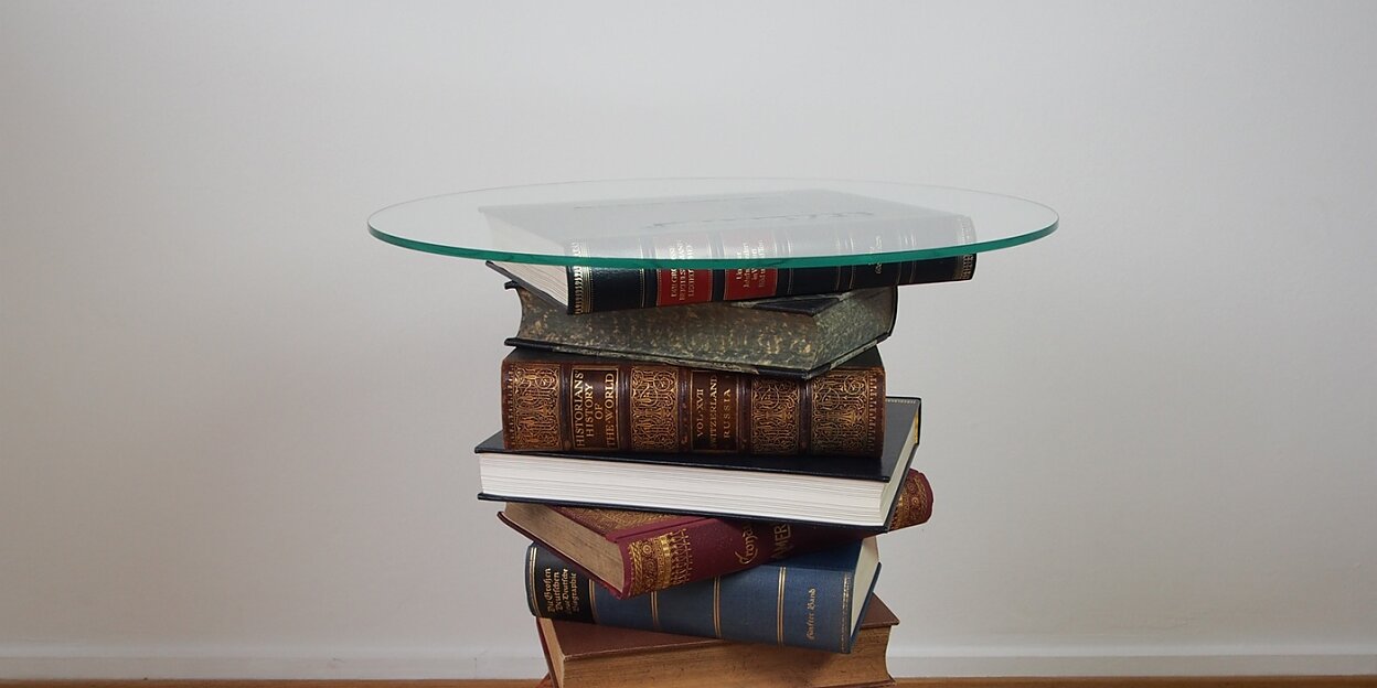 Bauen Sie einen Tisch aus Büchern tesa