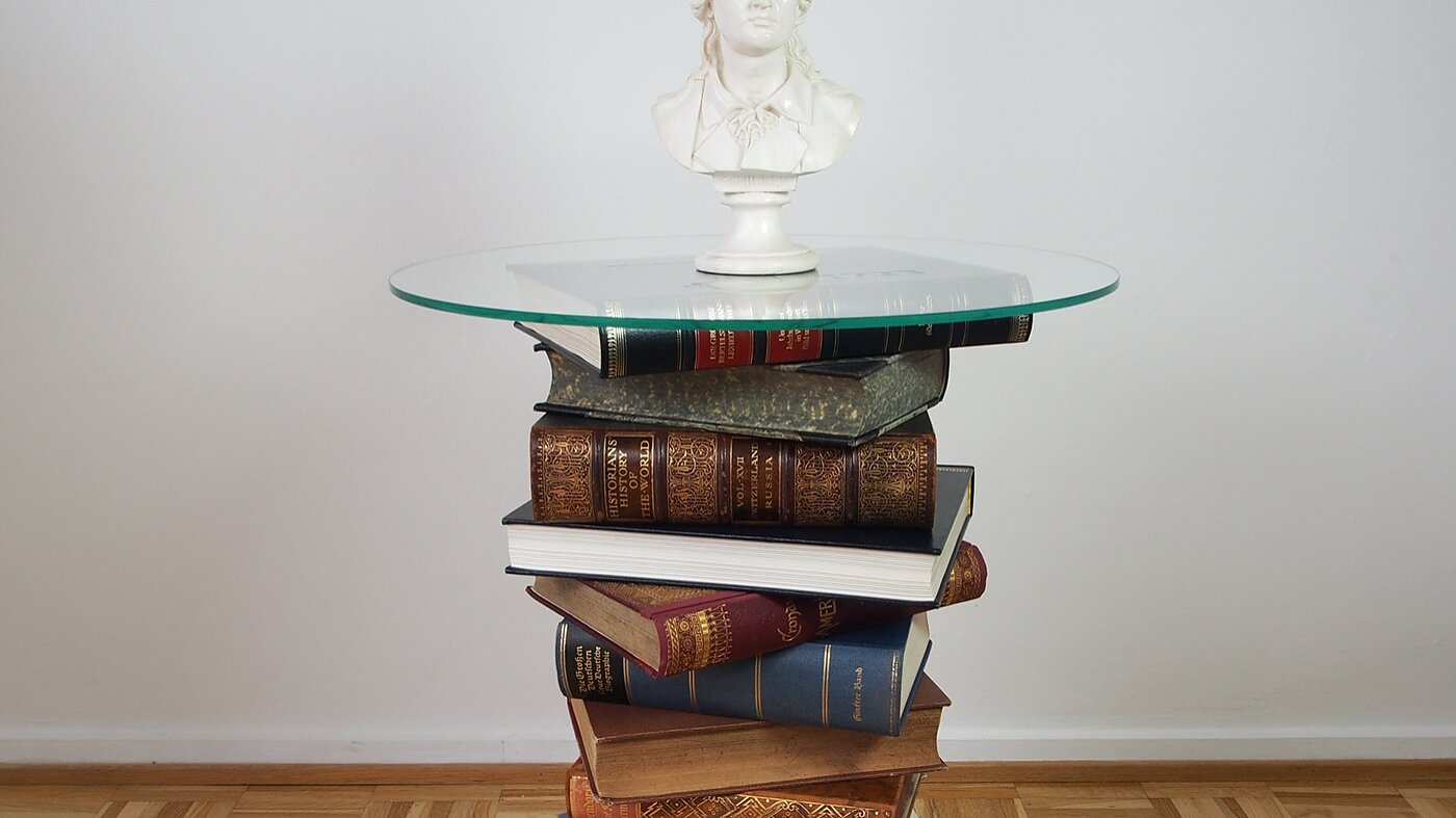 So sieht er aus, der Büchertisch gebaut mit tesa Powerbond.