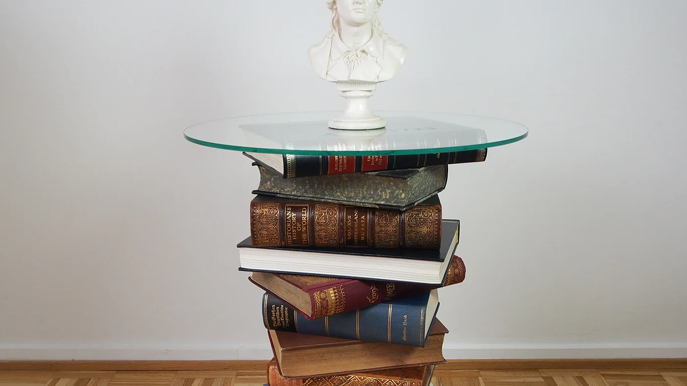 So sieht er aus, der Büchertisch gebaut mit tesa Powerbond.