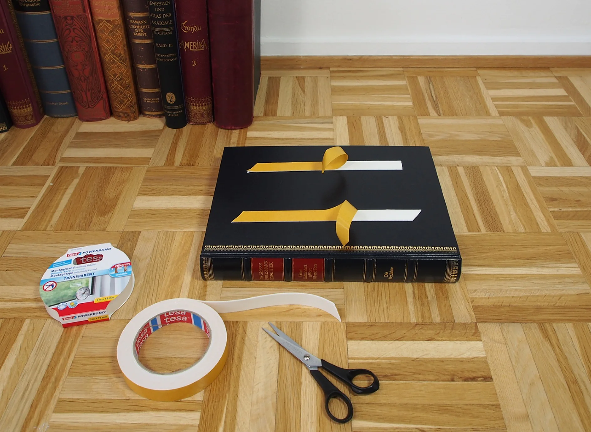 powerbond_booktable_Step2.JPG Bekleben Sie die Bücher mit Powerbond INDOOR.