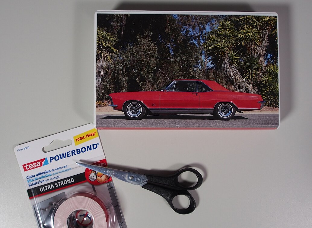 powerbond_vhs_step1.jpg Übersicht der benötigten Materialien zum Basteln und Anbringen der Aufbewahrungsbox.