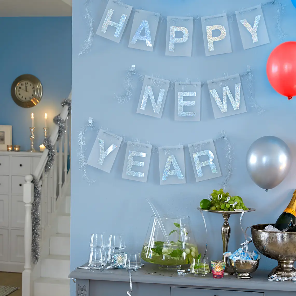 Make a wish – for a happy new year! The festooabove the bar shimmers in all colors thanks to holographic film. Just like the balloons, it is attached with tesa Powerstrips® and can be removed without a trace.