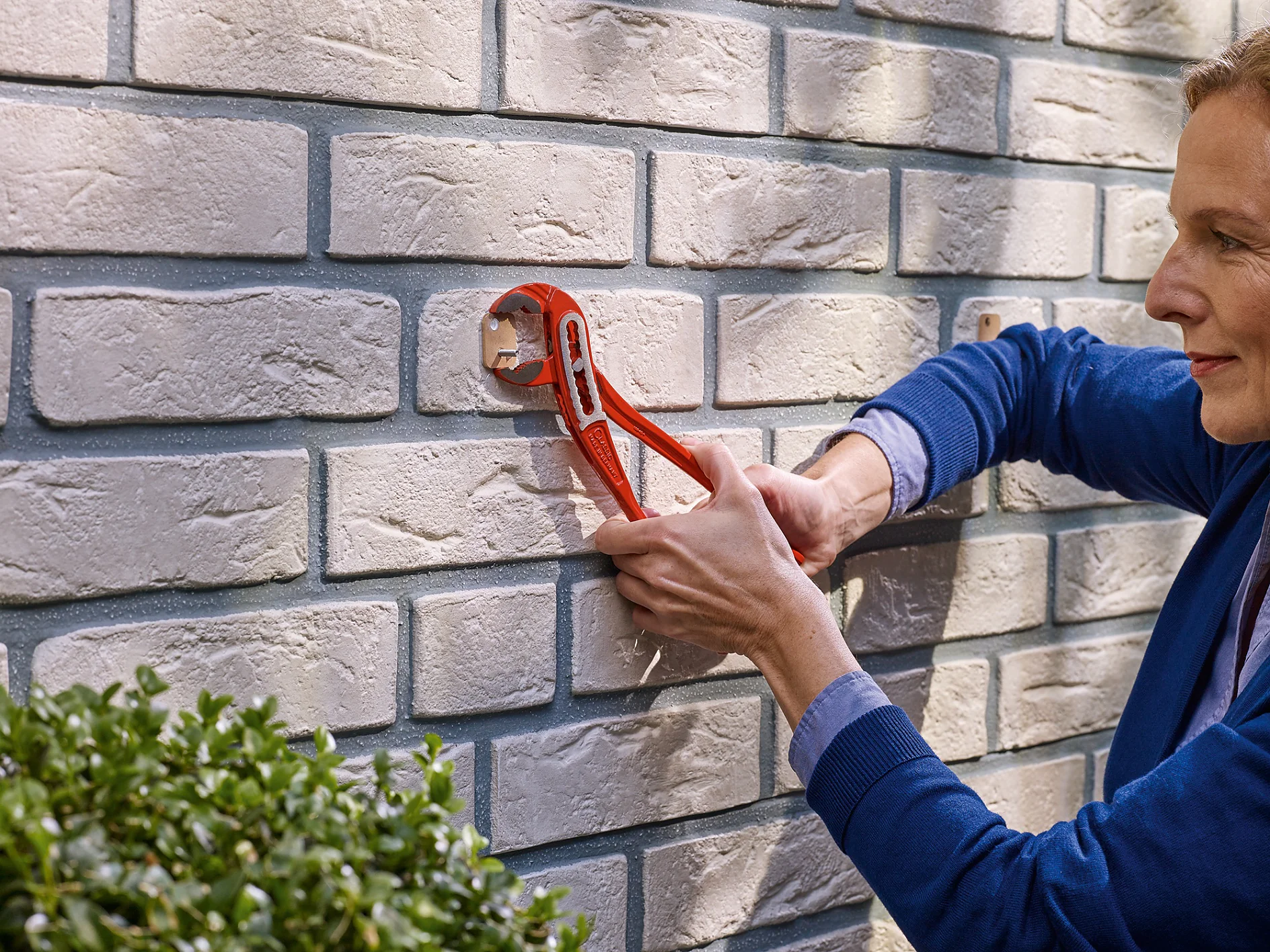 Removing a tesa® Adhesive Screw Rectangular for Brick & Stone 5kg.