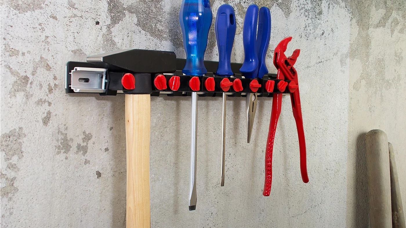 Werkzeugleiste, die mit doppelseitigem Montagband tesa Powerbond® ULTRA STRONG angebracht wurde.