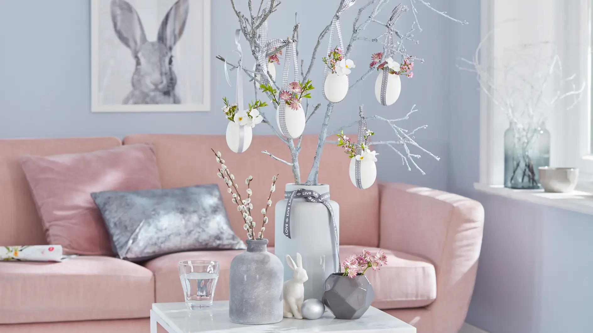 Auf die Idee muss man erst einmal kommen: Der Osterhase hat sich Gänseeier organisiert und sie ohne viel Aufwand zu kleinen Vasen umfunktioniert, die mit Blumen gefüllt in grau besprühten Ästen hängen.
