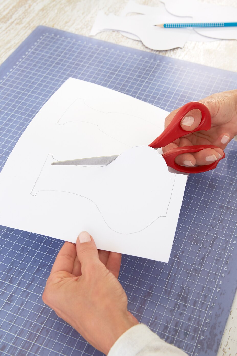 tesa trendpapier 18 / Idee 6: Papp-Silhouetten / Schritt 3 Vasen ausschneiden.