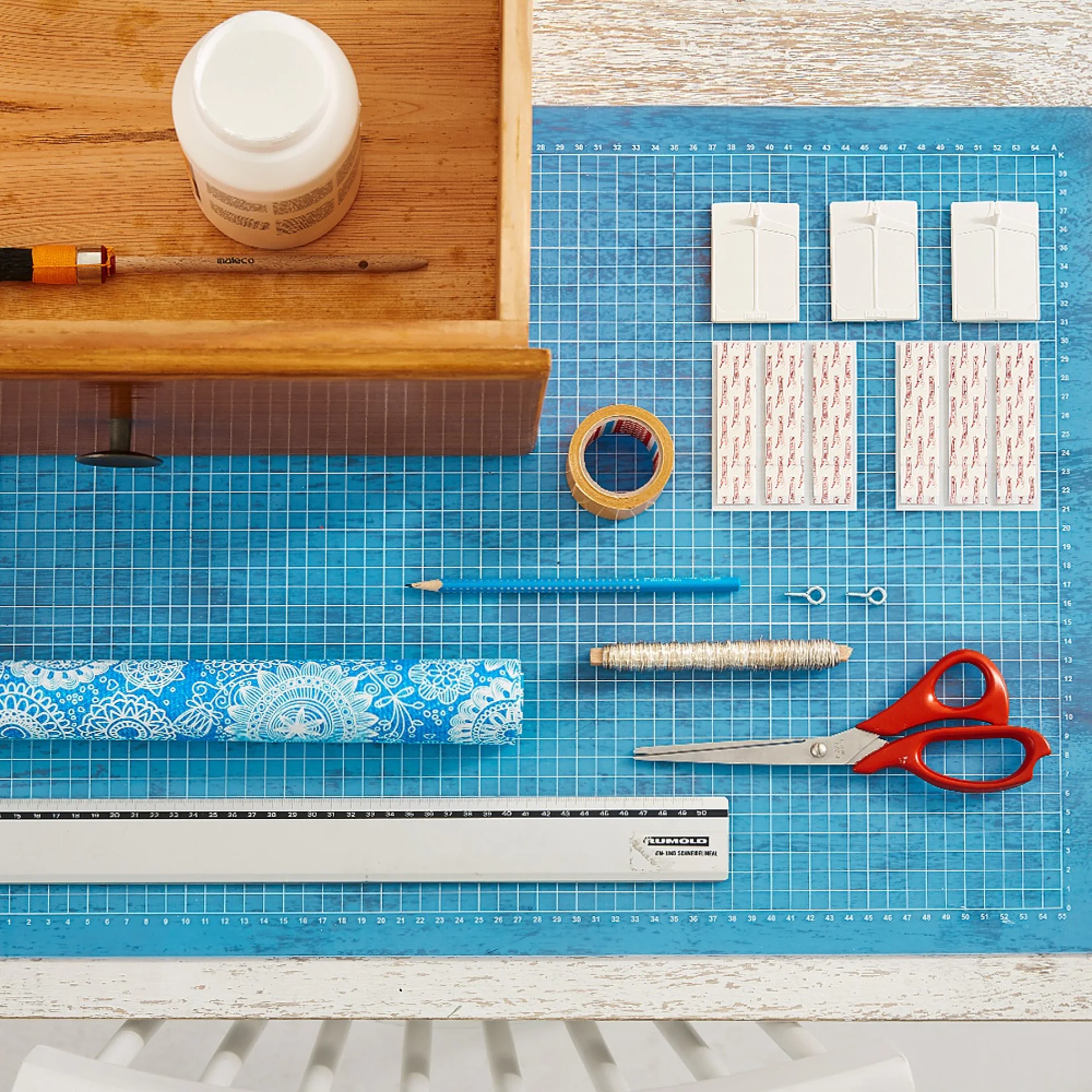 Supplies needed to create a DIY bedside table. Übersicht der benötigten Materialien zum Bau des Nachttischs.