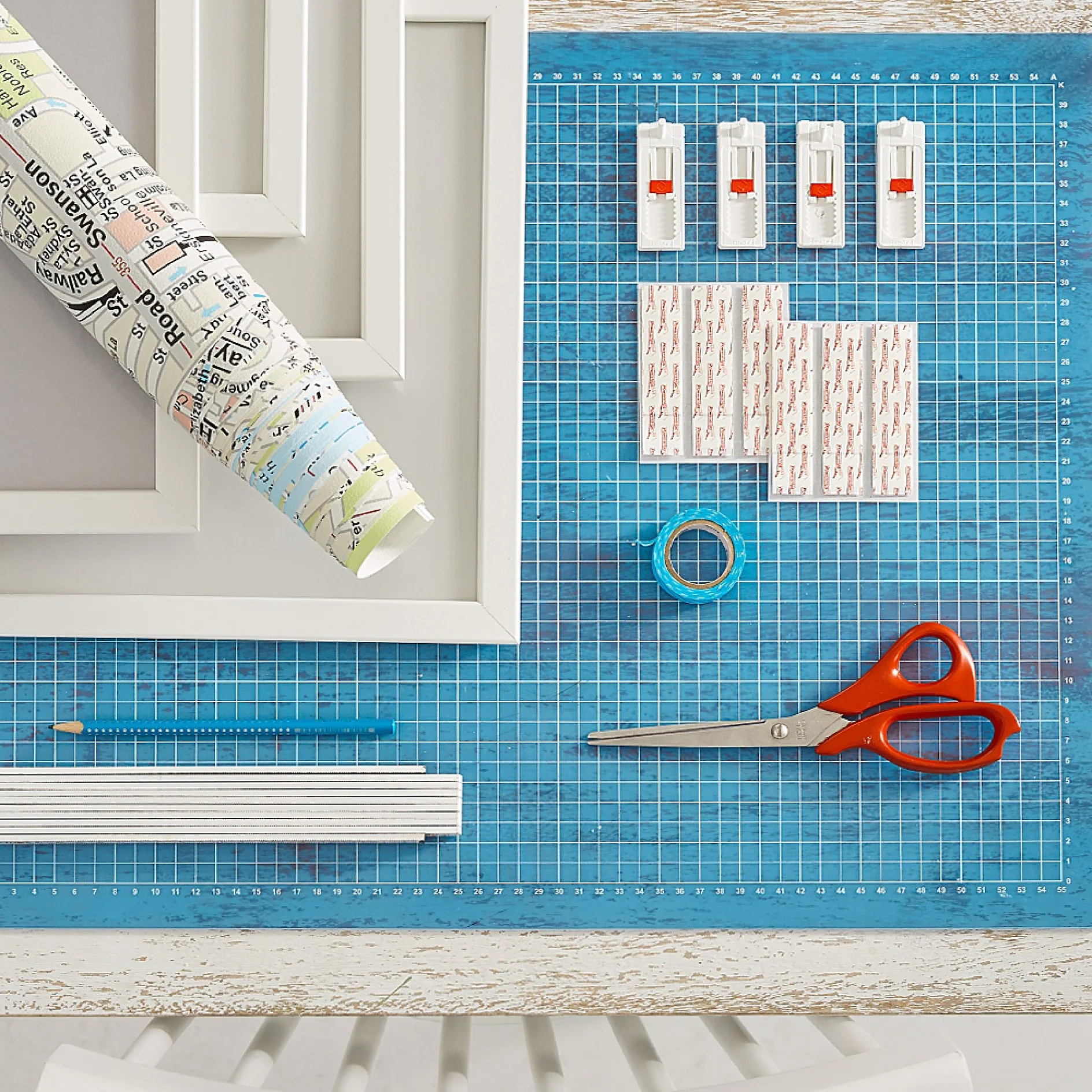 Items required to create a multi piece wall art. Übersicht der benötigten Materialien zum Basteln des Mehrfachbilderrahmens.