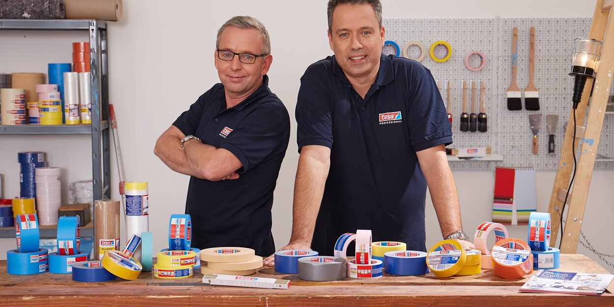 Das sind Matthias und Mario Anwendungstechniker bei tesa. Matthias und Mario sind Anwendungstechniker bei tesa und geben in anwendungstechnischen Videos tolle Tipps & Tricks.