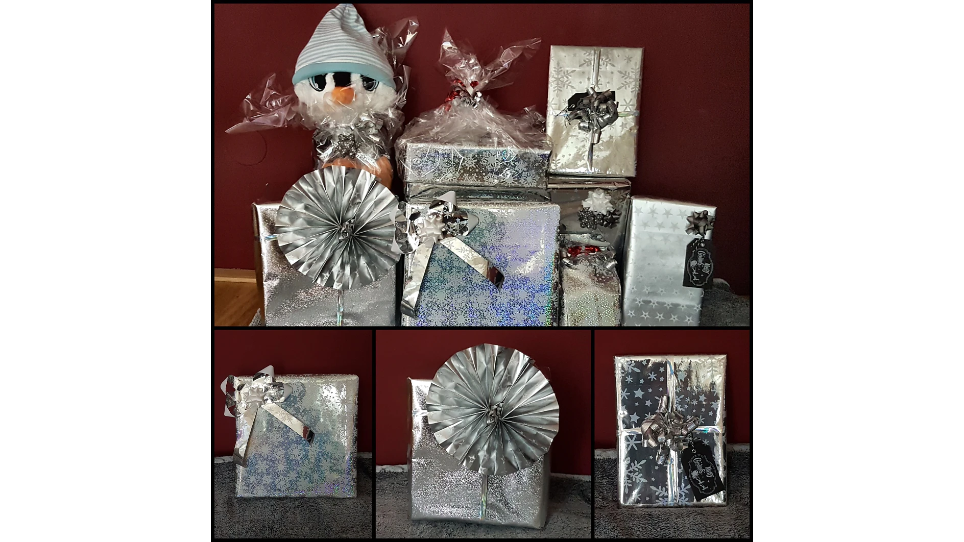 Vor einem roten Hintergrund sind mehrere Geschenke zu sehen, die in glänzendes Silberpapier eingewickelt, mit Tesa-Klebeband befestigt und mit Schleifen und Bändern geschmückt sind. Zwischen den Geschenken liegt ein Plüschpinguin mit einer blau-weiß gestreiften Mütze. (This text has been generated by AI)