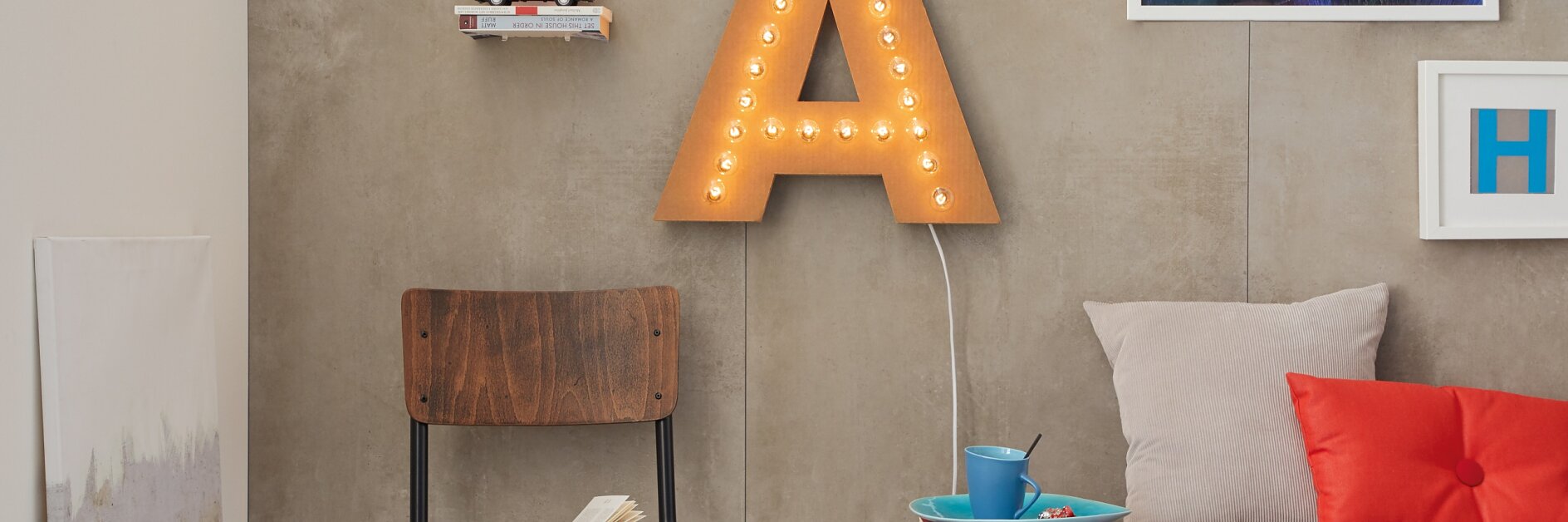 The light up letters made of corrugated cardboard are a shining example of unusual DIY ideas and simply look great. This home decor is easily mounted with adhesive screws – and without using a drill.