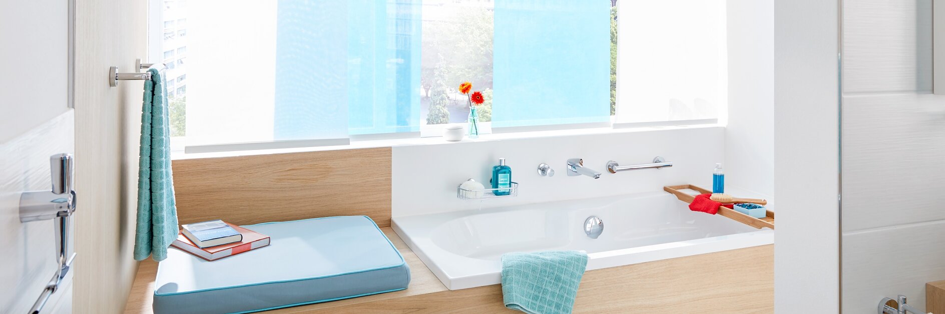 Haltegriffe und Aufbewahrungslösungen aus verchromtem Messing für das Badezimmer.