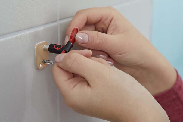 Badezimmerschrank ohne Bohren - tesa