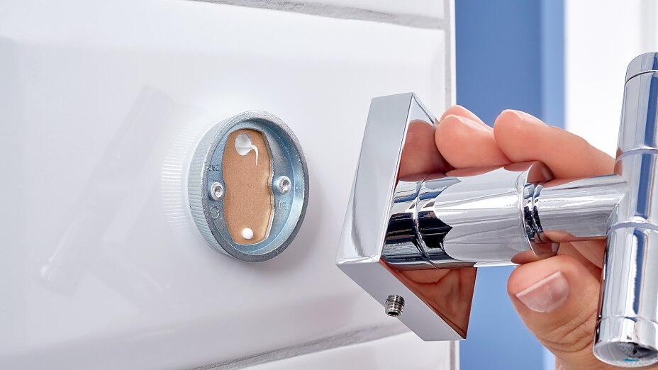 Montieren Sie Ihre Gegenstände professionell an der Wand, ohne zusätzliches Werkzeug und ohne Bohren – verlassen Sie sich einfach auf die tesa® Power.Kit Technologie.