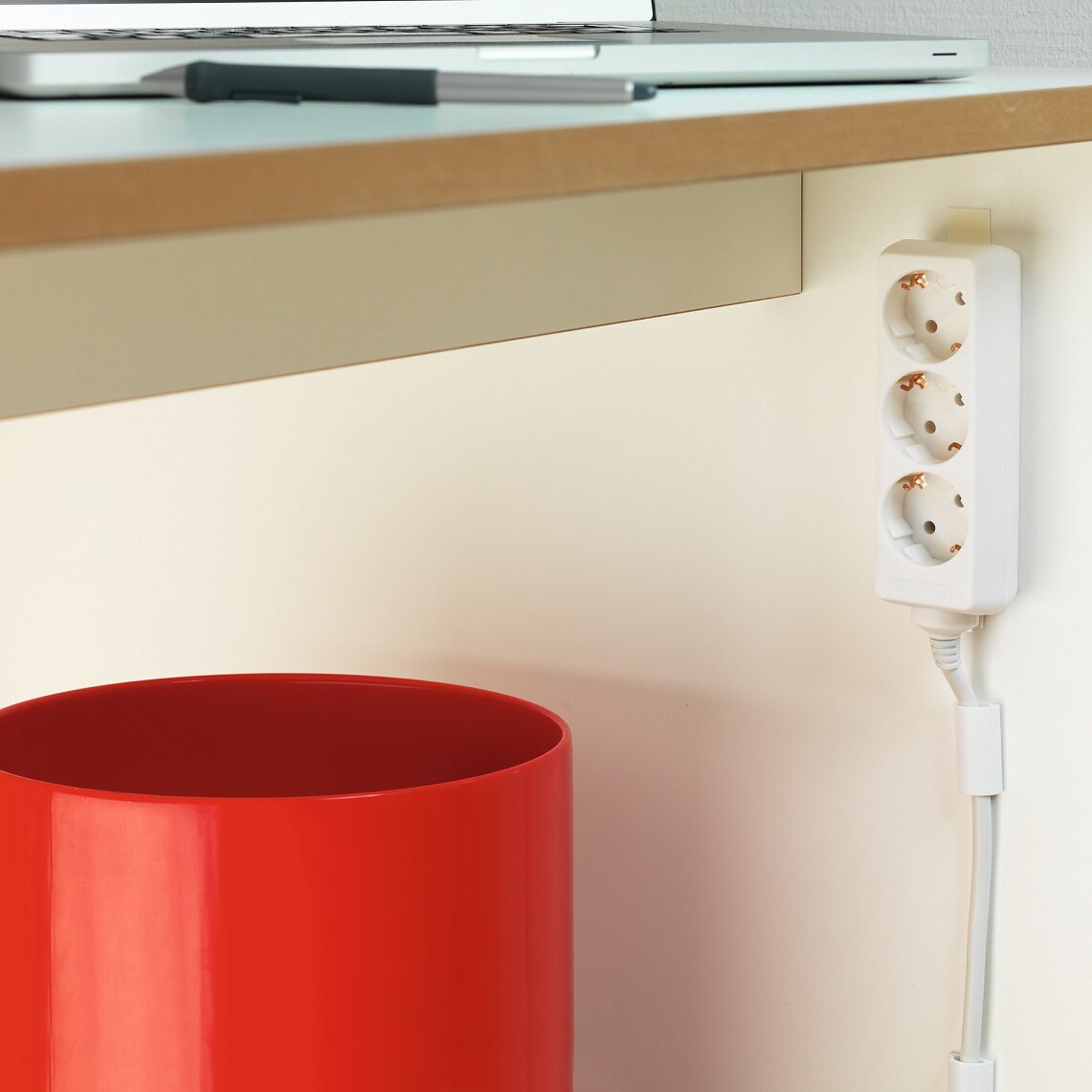 powerstrips-cable-clip_mood_001 powerstrips-cable-clip_mood_001