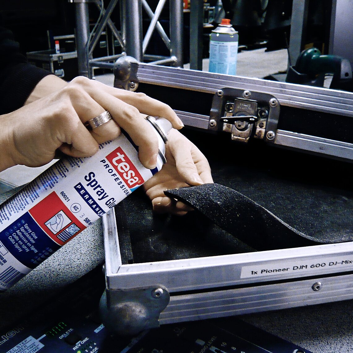 tesa_professional_mounting_spray_glue_permanent_60021_ap_001 tesa_professional_mounting_spray_glue_permanent_60021_ap_001