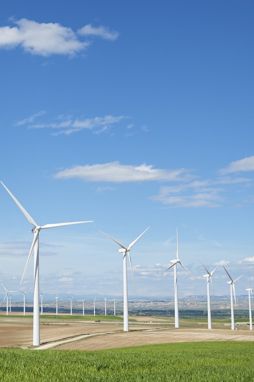 Verringerung der Emmissionen Windmills for electric power production, Zaragoza Province, Aragon, Spain.