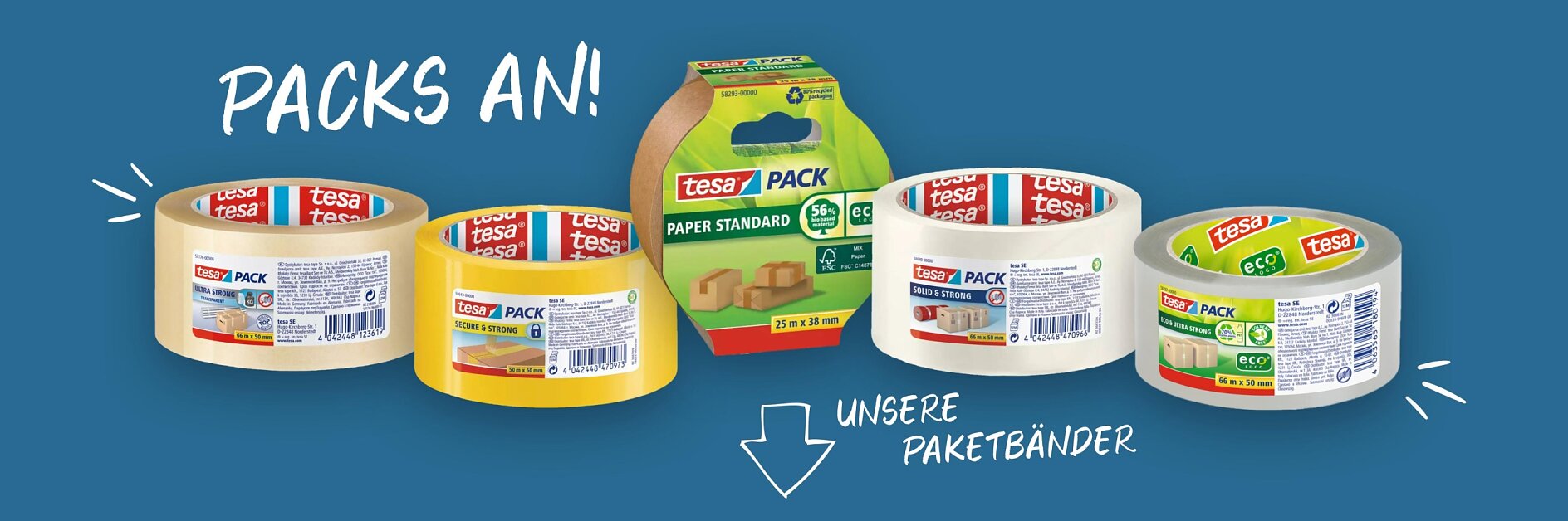 Vor blauem Hintergrund ist eine Sammlung von Verpackungsbändern zu sehen. Gezeigt werden fünf Rollen Tesa-Klebeband, darunter transparente, braune, gelbe und umweltfreundliche Varianten. Der deutsche Text lautet „PACKS AN!“ und „UNSERE PAKETBÄNDER“ mit einem nach unten zeigenden Pfeil. (This text has been generated by AI)