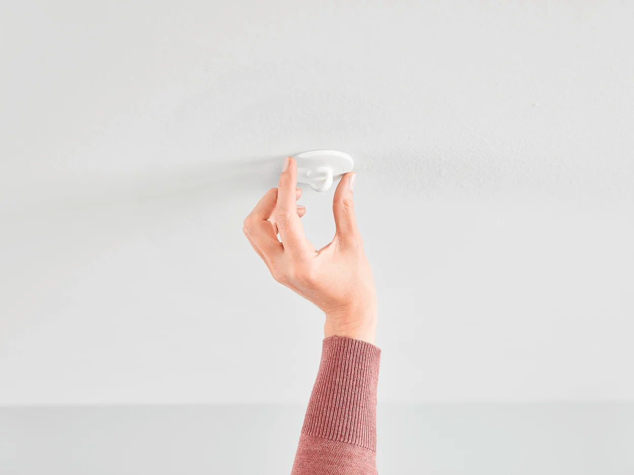 [en-en] tesa SMS ceiling hook up to 0.5kg, step 4 of 7