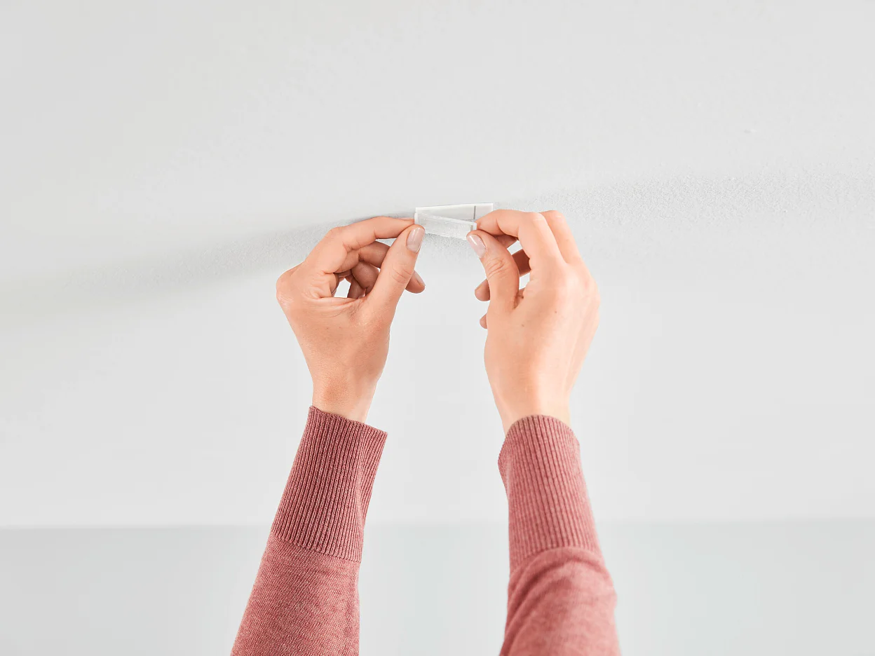 [en-en] tesa SMS ceiling hook up to 0.5kg, step 3 of 7
