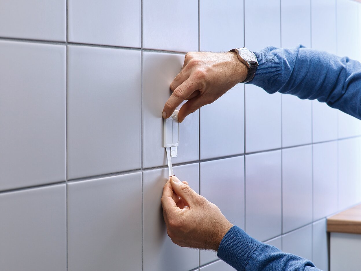 [en-en] tesa Smart Mounting System Adhesive Nail 4kg Tiles Step 13 of 13