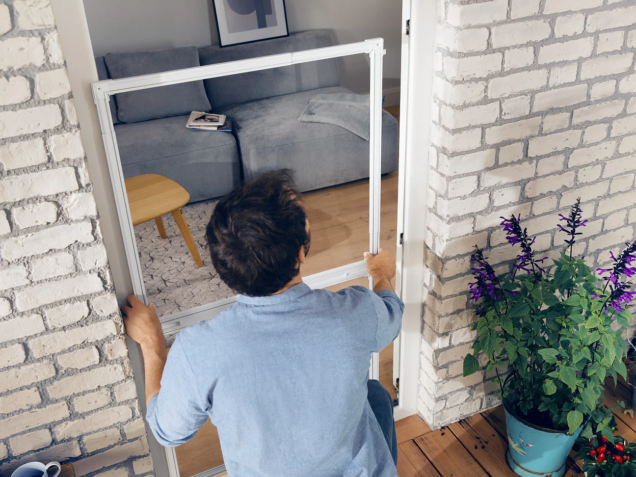 tesa_insect-fold-alu-door-frame-telescope_step_02of09_ap