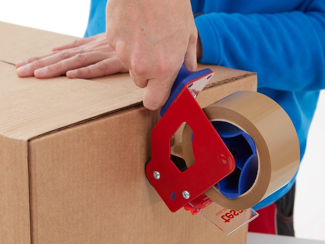 tesa-4124-premium-carton-sealing-tape-brown-step1of6-ap