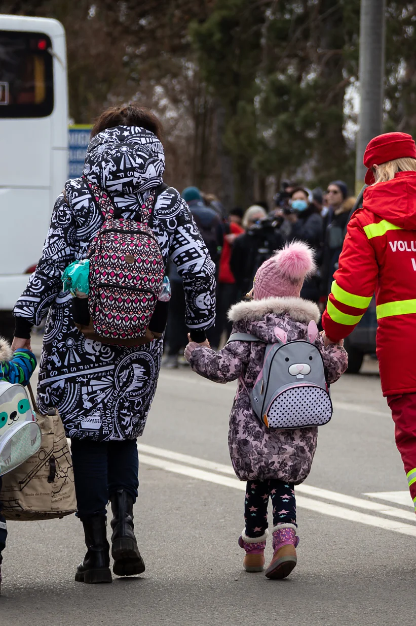 Ukrainian families and children crossing the border into Romania to escape conflict.Save the Children Romania provided humanitarian assistance for 350 children, out of which 60 were in the refugee centres. The assistance was given at the following borde