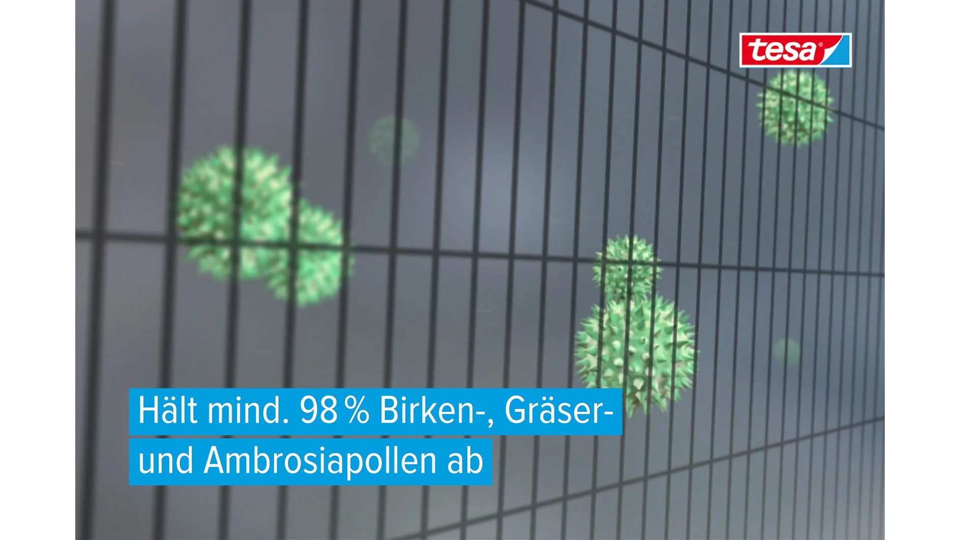 Image of a mesh screen with green, spiky pollen particles on one side. A label reads, tesa. Text on the image states, Hält mind. 98% Birken-, Gräser- und Ambrosiapollen ab, indicating effectiveness against pollen. (This text has been generated by AI)