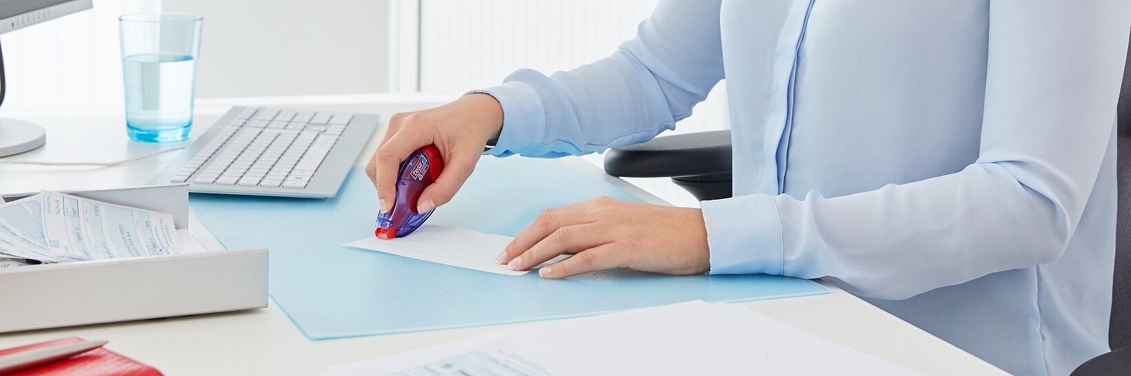 der permanente Kleberoller von tesa® im Büro