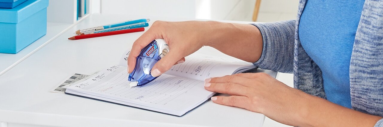 das trockene Korrekturband von tesa® ist auch Zuhause eine praktische Hilfe