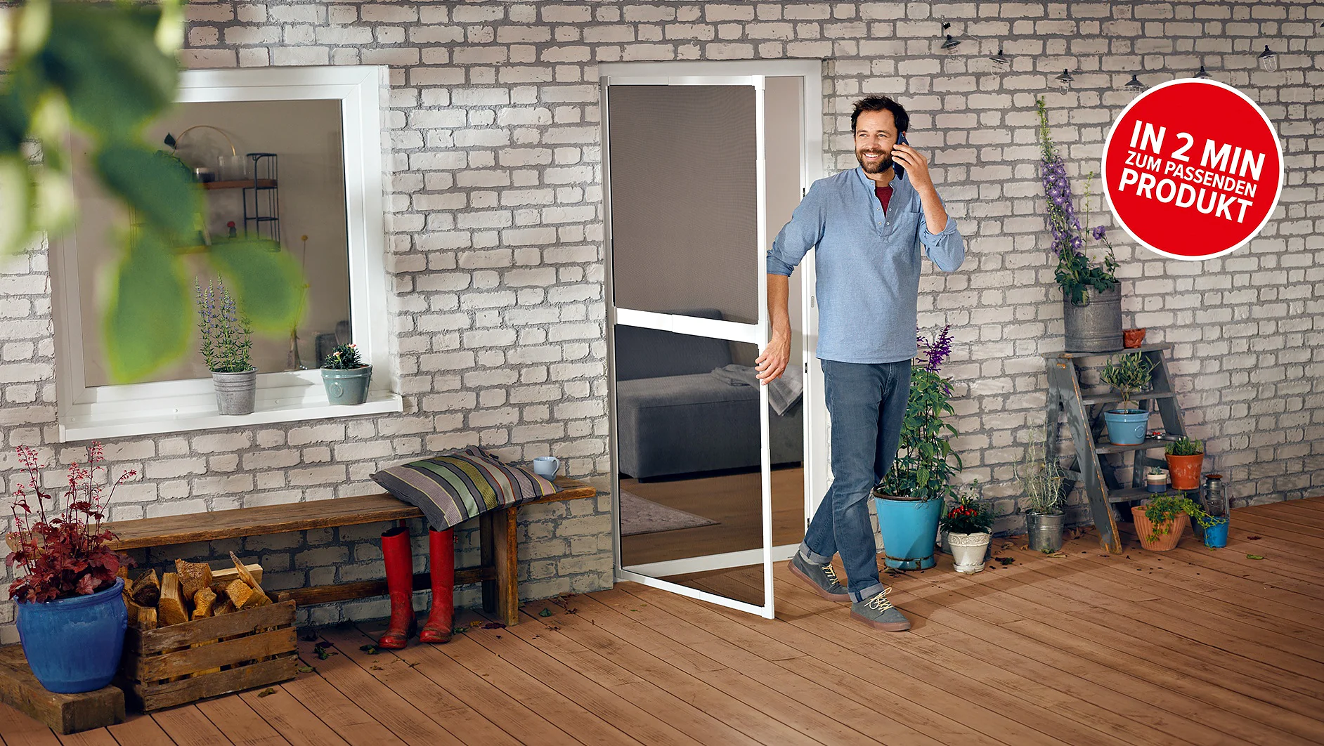 A man in a blue shirt opens a screen door, standing on a wooden deck. The wall is made of white bricks and adorned with various potted plants. A round red sign on the wall reads, In 2 Min zum passenden Produkt. (This text has been generated by AI)