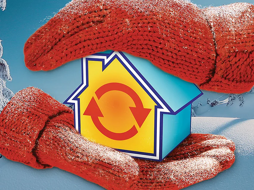 A snowy landscape with a small house icon wrapped in red knitted gloves. The house has a recycling symbol on it. A red circular label on the right reads, IN 2 MIN SPARPOTENTIAL ERRECHNEN. Snow-covered trees are in the background. (This text has been generated by AI)