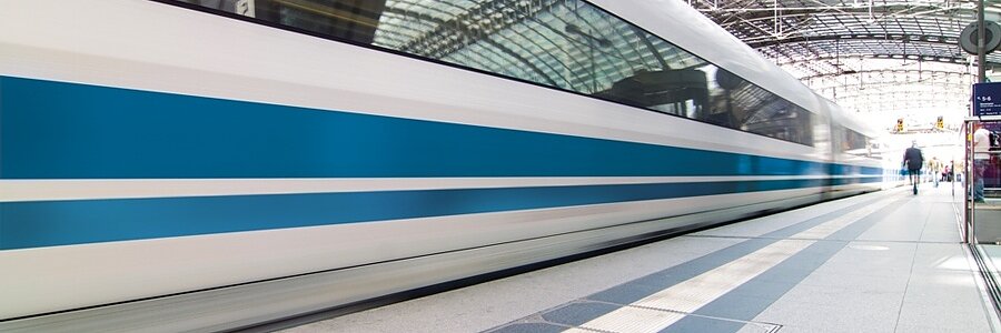 Ein eleganter, moderner Eisenbahnwagen auf einem städtischen Bahnhofsgleis