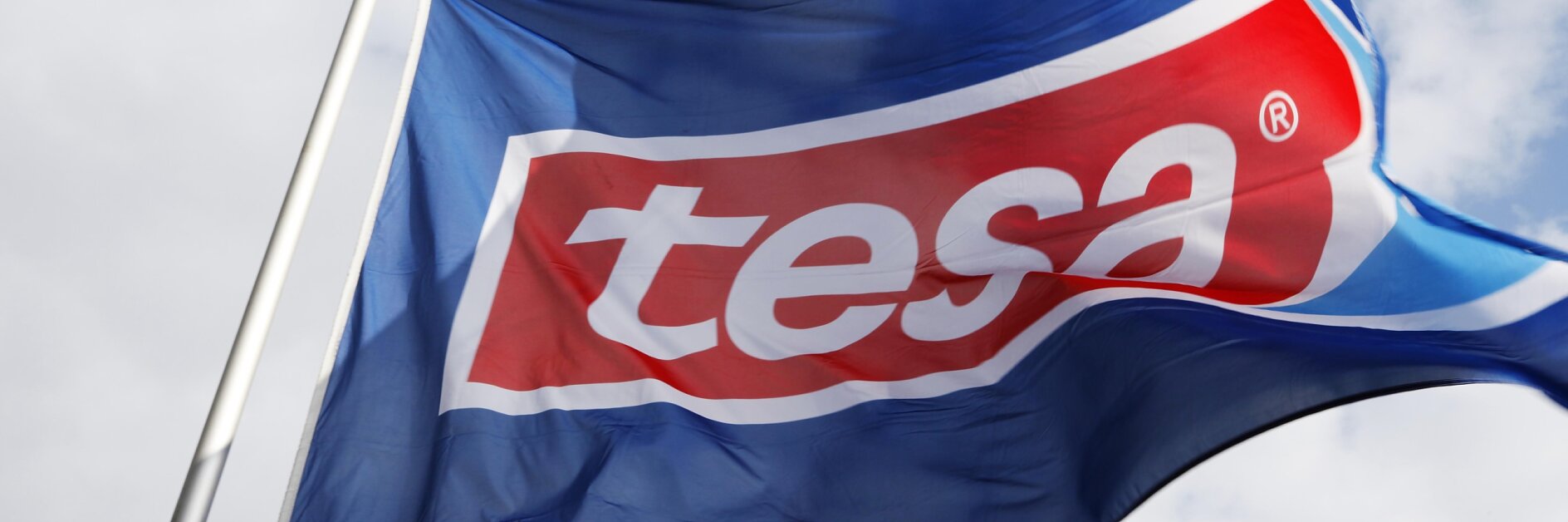 tesa® Fahne am Himmel