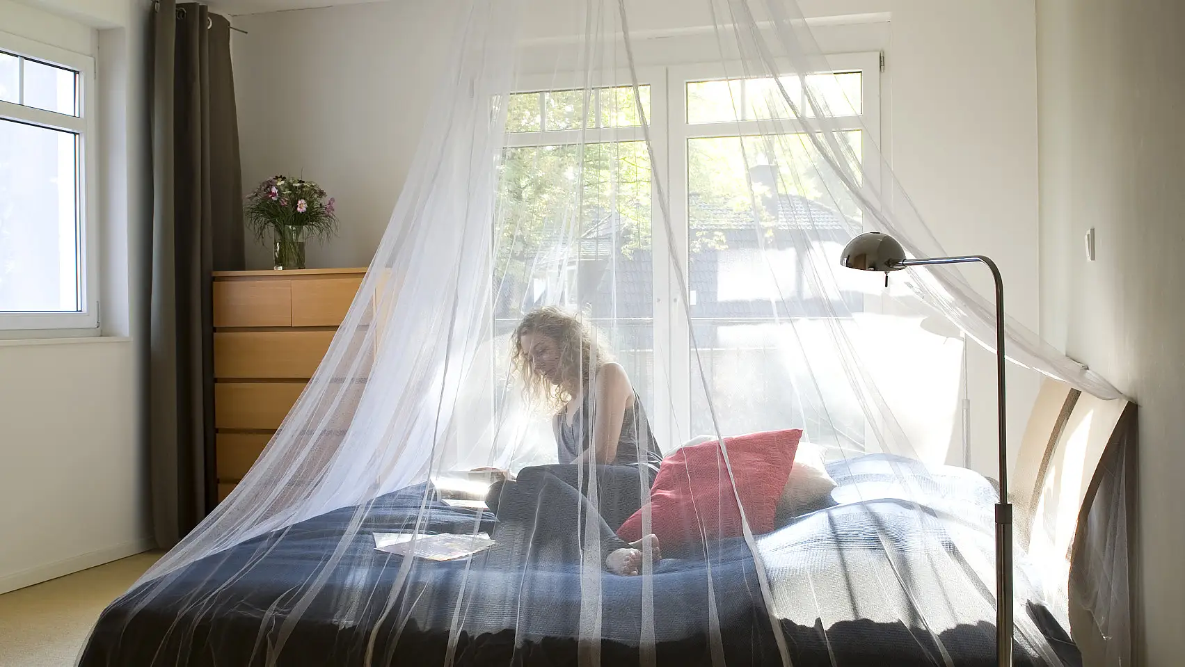 Ein Moskitonetz bzw. Fliegennetz wird zuhause oder auf Reisen an der Decke befestigt und schützt wirkungsvoll vor Insekten.