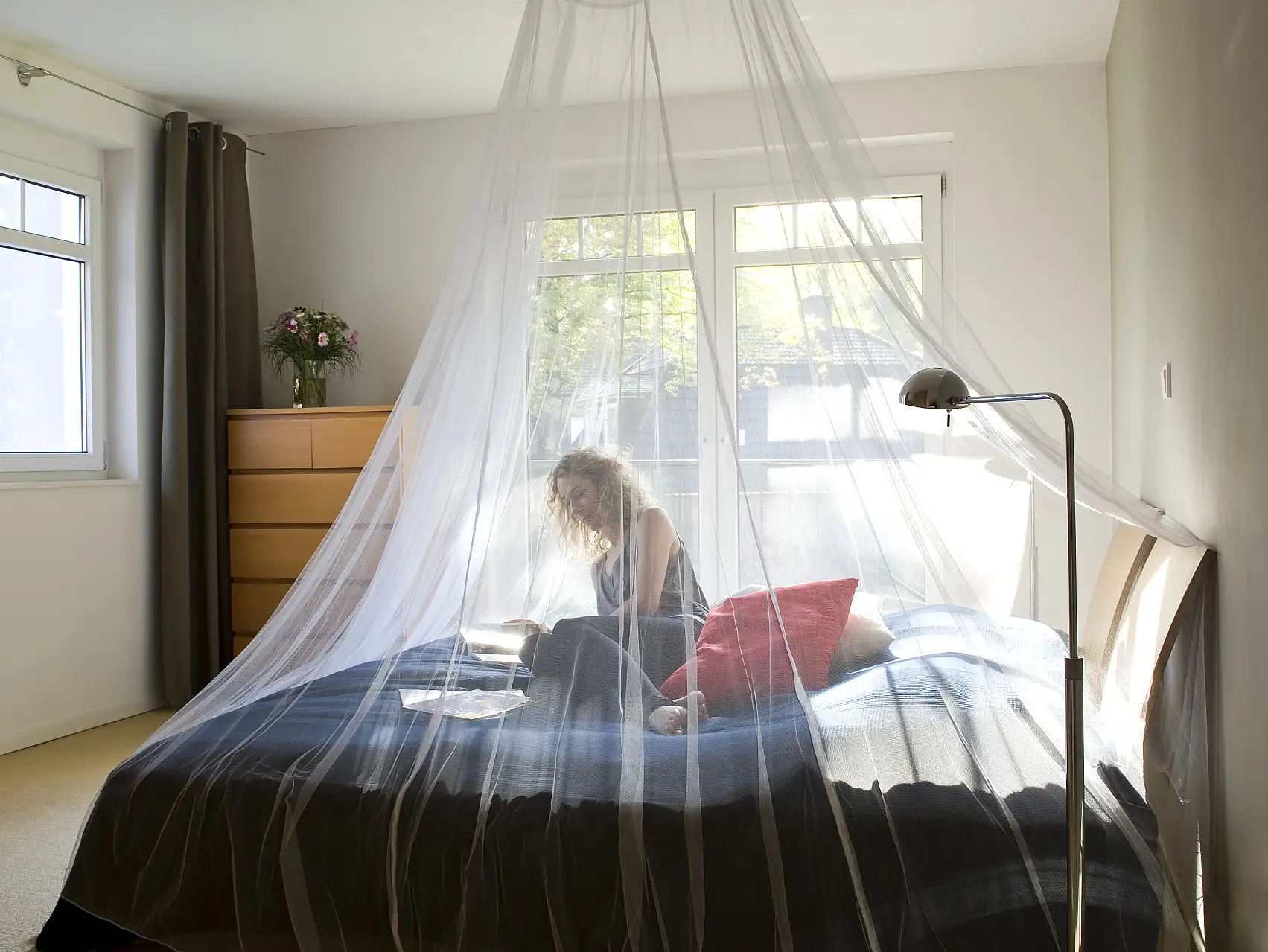 Ein Moskitonetz bzw. Fliegennetz wird zuhause oder auf Reisen an der Decke befestigt und schützt wirkungsvoll vor Insekten.